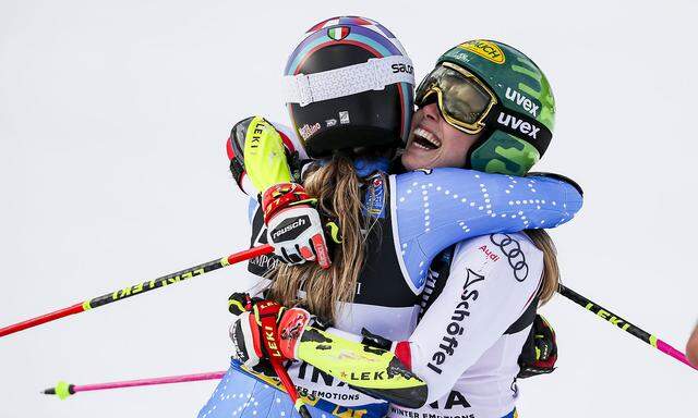 Katharina Liensberger (r.) und Marta Bassino, zwei Weltmeisterinnen und Stars ihrer Mannschaften.  