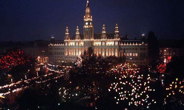 So sah es früher in der Adventzeit vor dem Wiener Rathaus aus. Um die Deko ist ein Rechtsstreit entbrannt.