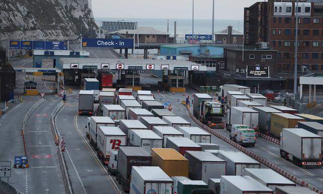 Lkw-Stau in Dover an der Südküste Englands bei einem Testlauf für den Brexit im Vorjahr.