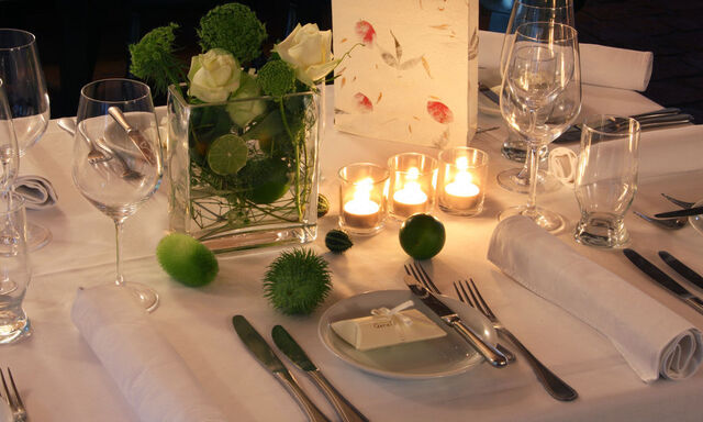 Schoen gedeckte Tische in einem Restaurant