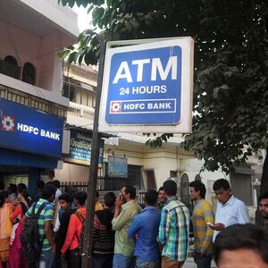 Während immer mehr Geschäfte verwaisen, drängen sich in Indien vor Banken und Bankomaten immer mehr Menschen.