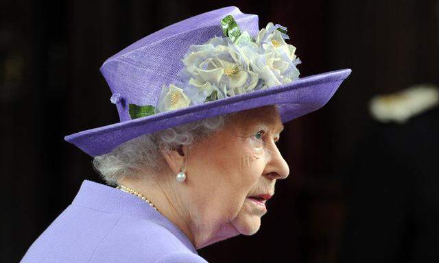 BritainÂ´s Queen Elizabeth attends a Solemn Drumhead service at the Royal Hospital Chelsea in London