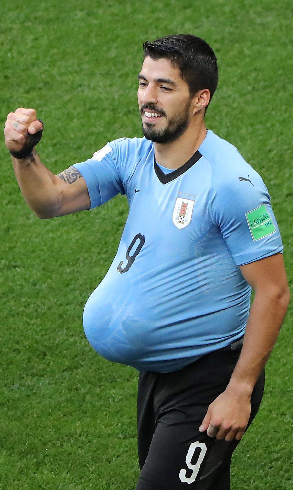 Der Star von Uruguay Luis Suarez hatte in seinen Torjubel eine Botschaft verpackt. Er steckte sich den Ball unter das Leibchen und erklärte später auf Facebook, dass er und seine Frau ihr drittes Kind erwarten. Der Barcelona-Stürmer schoss seine Mannschaft zum 1:0 Sieg gegen Saudi-Arabien.