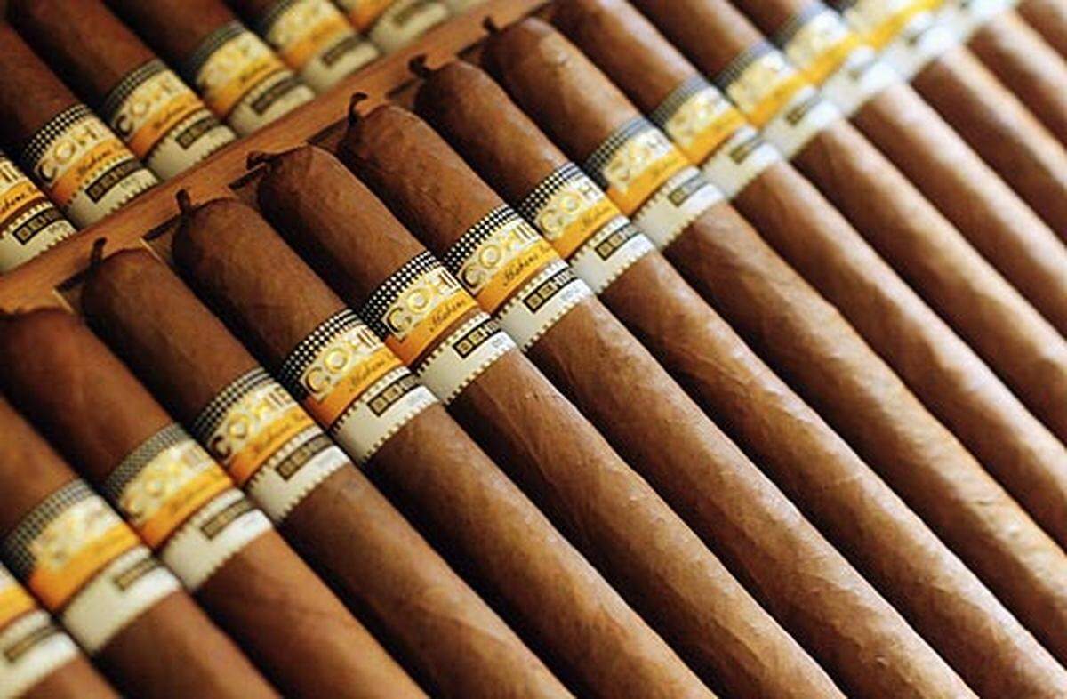 Kubanische Zigarren sind für den Freund der gepflegten Rauchware das Um und Auf. Wer zur Sorte "Cohiba Behike" greift, sollte das nötige Kleingeld mitbringen: 440 US-Dollar kostet das Stück, zu haben sind die Zigarren ausschließlich in 40er-Packungen.