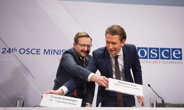 Sebastian Kurz und Thomas Greminger beim Schildertausch vor der kurzen Pressekonfrenz nach dem Abschlussd es OSZE-Treffens.