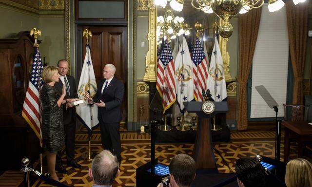  Betsy DeVos wurde am Dienstag von Vizepräsident Mike Pence als Bildungsministerin angelobt – jenem Mann, der knapp davor im Senat die entscheidende Stimme für sie abgegeben hatte.