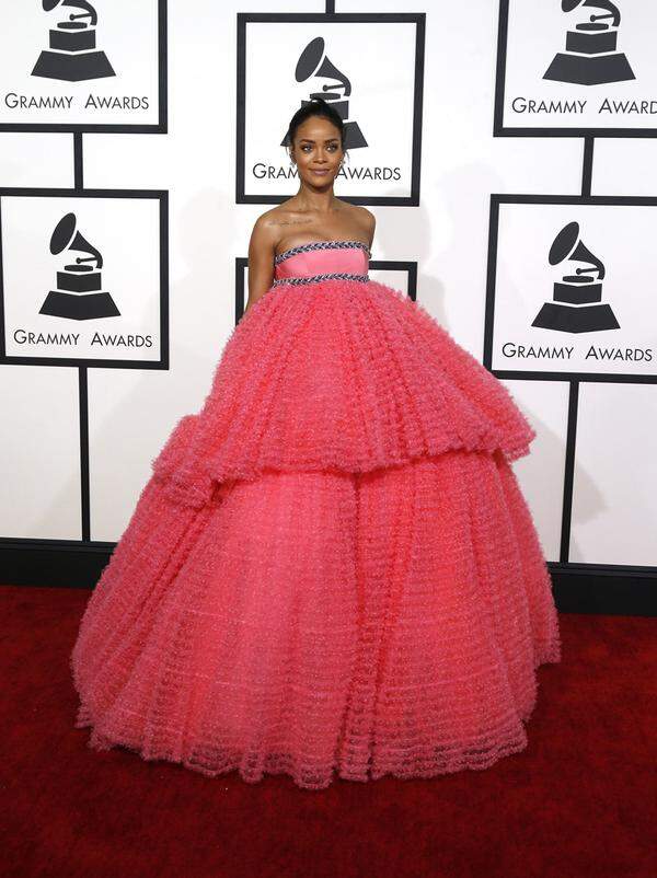 Das mutigste Kleid des Abends präsentierte Rihanna. Sie schmückte sich (statt mit einer Trophäe) mit einem Zuckerwatte-Ballen aus dem Hause Giambattista Valli.