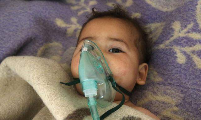 Ein syrisches Kind wird nach dem mutmaßlichen Giftgasangriff auf den Ort Khan Sheikhoun behandelt.