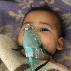 Ein syrisches Kind wird nach dem mutmaßlichen Giftgasangriff auf den Ort Khan Sheikhoun behandelt.