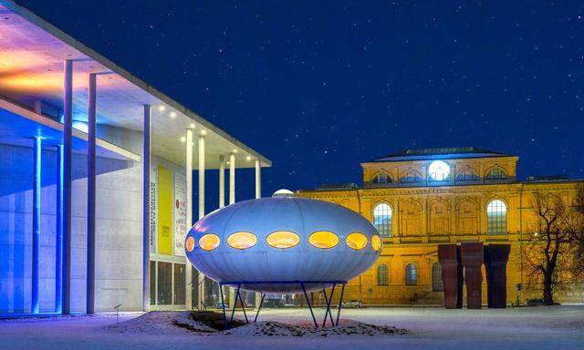 Ufo vor der Pinakothek der Moderne und Alte Pinakothek in München.