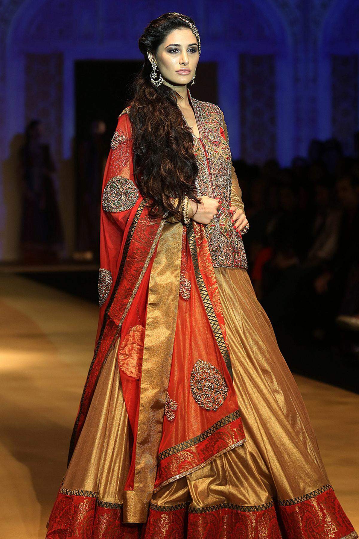 Ende Juli fand in Neu-Delhi die India Bridal Fashion Week statt. Auch Bollywood-Stars wie Nargis Fakhri präsentierten Brautkleider, wie hier eines von Ashima and Leena.