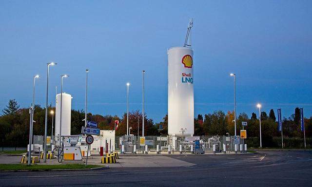 Blick auf auf ein LNG Flüssigerdgasterminal der Firma Shell zur blauen Stunde. --- Foto: Hans-Martin Issler/isslerimages