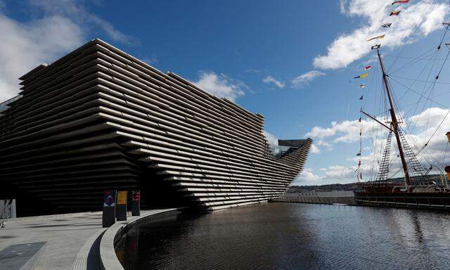 Das V&A Dundee zeigt in einer permanenten Schau schottisches Design. Neben dem Gebäude liegt das Royal Research Ship Discovery.