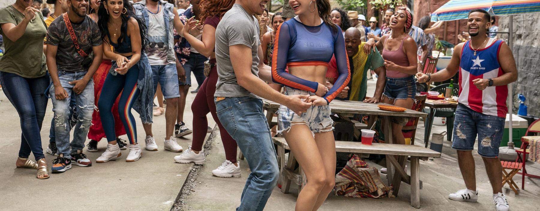 Salsa stärkt die Bauchmuskeln: Anthony Ramos und Melissa Barrera als Liebespaar in Lin-Manuel Mirandas „In the Heights“ (Regie: Tanzfilmprofi Jon M. Chu). 