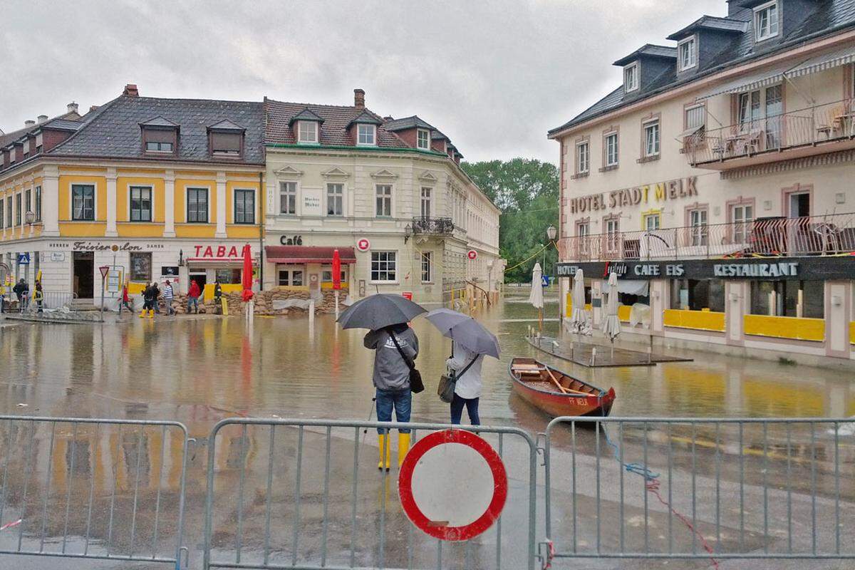 In Melk wurden Häuser mit Sandsäcken gesichert und Häuser evakuiert, das Wasser reichte wie im Jahr 2002 bis zum Hauptplatz. An einem mobilen Hochwasserschutz wird derzeit gearbeitet, für diese Flut kommt er allerdings zu spät.