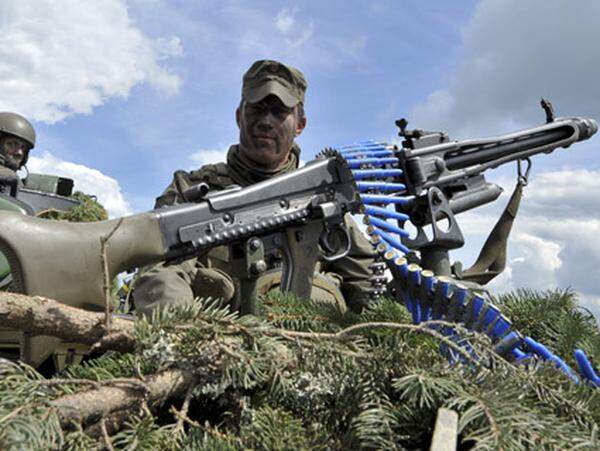 Ein Maschinengewehr-Trupp in Stellung (im Bild das MG 74 mit blauer Knall-Munition)