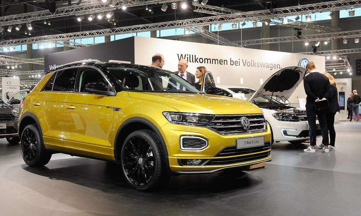 Ein programmierter Bestseller ist der VW T-Roc - er könnte den größeren Tiguan aus den Top drei der Zulassungsstatistik verdrängen. Und womöglich gar den ewigen Bestseller Golf angreifen. 