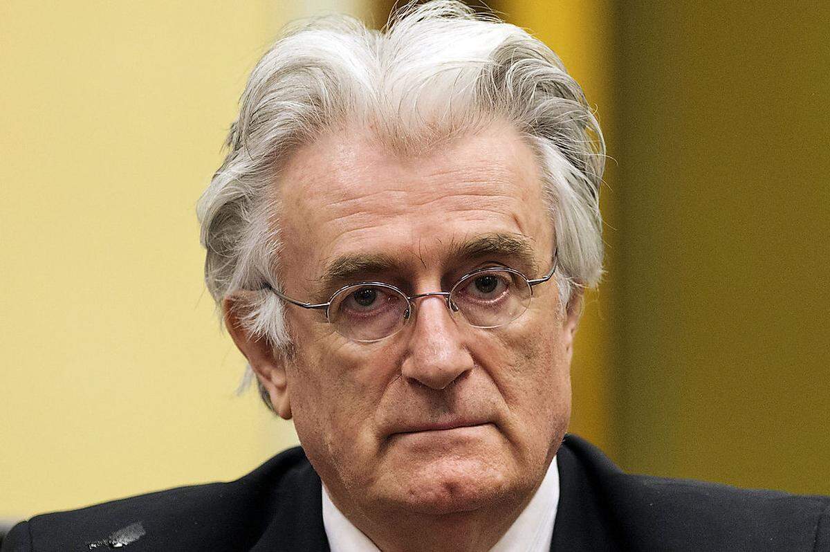 Der frühere bosnische Serbenführer Radovan Karadzic wurde am 24. März 2016 erstinstanzlich vom Haager Kriegsverbrechertribunal für Ex-Jugoslawien verurteilt. Karadzic war wegen Völkermordes, Verschwörung zum Völkermord sowie Verbrechen gegen die Menschlichkeit angeklagt. Vor seiner Festnahme im Jahr 2008 wurde Karadzic 15 Jahre lang gesucht. Eine Chronologie