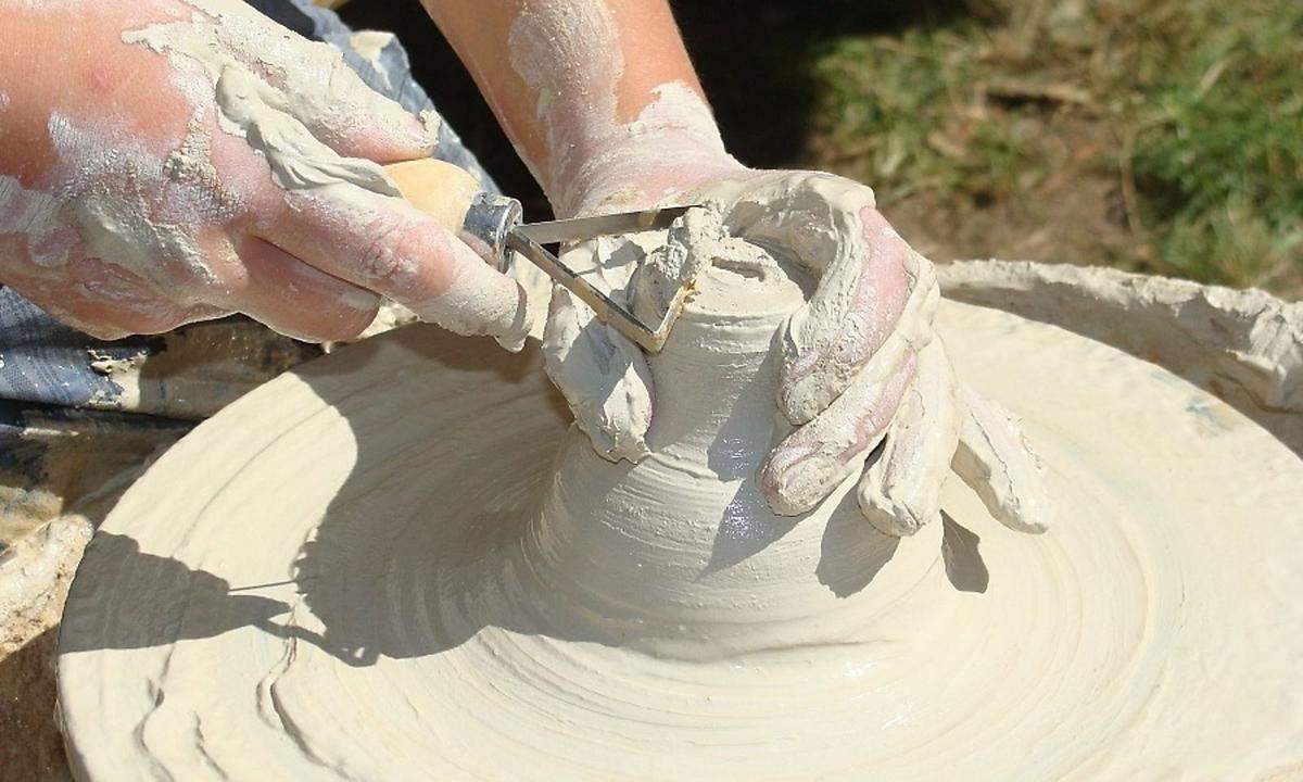 Den Urlaub nachwirken lassenDer Museumsbesuch hat der ganzen Familie Spaß gemacht? Der Töpferkurs war ein voller Erfolg? Auch ein schönes Hobby kann ein Urlaubssouvenir sein. Ärzte empfehlen, gesunde und positive Rituale im Alltag beizubehalten. Wer im Urlaub beispielsweise gerne im Pool geschwommen ist, kann das auch vor oder nach der Arbeit im Schwimmbad fortsetzen.    