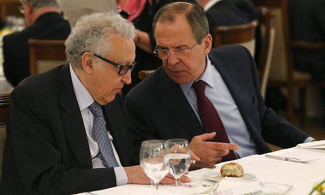  Sergej Lawrow (rechts) mit dem Syrien-Sondergesandten der UNO und der Arabischen Liga, Lakhdar Brahimi