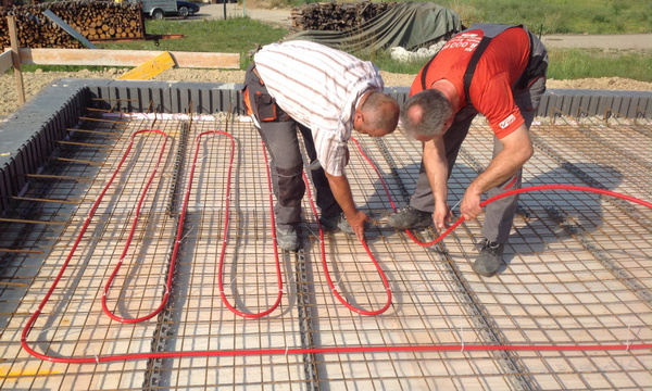 Verlegung der wasserführenden Rohrleitungen: Diese bilden das zentrale Element der Betonteilaktivierung.