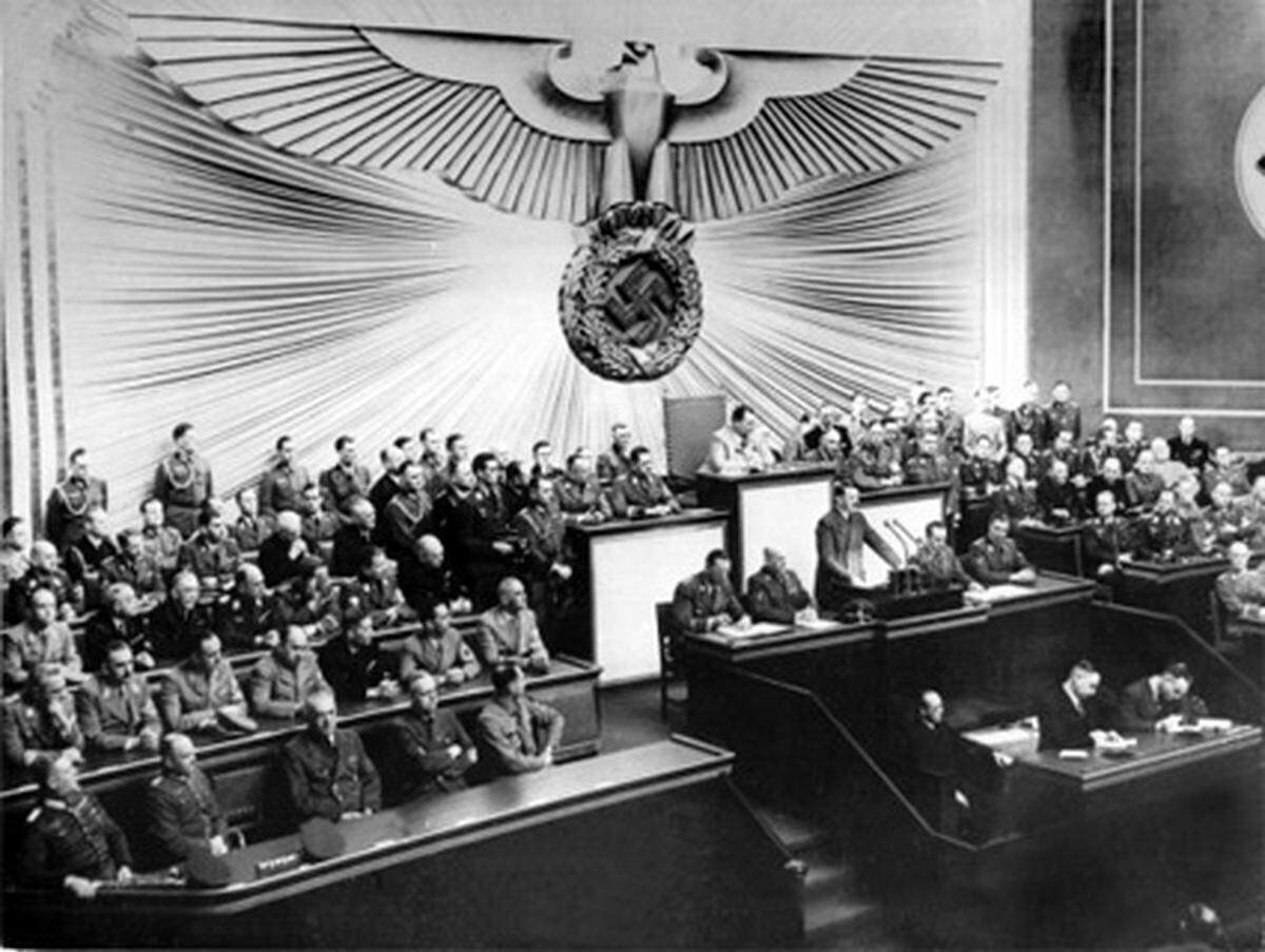 Vor 70 Jahren zettelte das Nazi-Regime den Zweiten Weltkrieg an. "Polen hat heute Nacht zum ersten Mal auf unserem eigenen Territorium auch mit bereits regulären Soldaten geschossen. Seit 5 Uhr 45 wird jetzt zurückgeschossen!", verkündete Deutschlands NS-Diktator Adolf Hitler am Vormittag des 1. September 1939 in einer im Rundfunk übertragenen Rede.