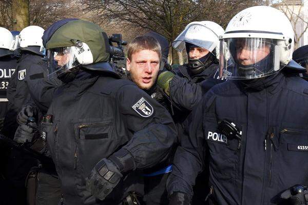 Zahlreiche Gewalttäter seien festgenommen worden, berichtete die Polizei.