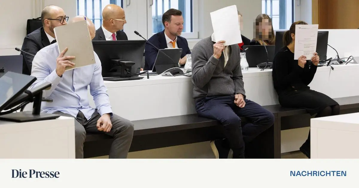 Angeh-rige-von-Schamanin-stehen-in-Wien-vor-Gericht