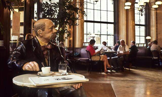 Peter Altenberg, Pappmachéfigur im Central zu sehen, hat seinen Kaffee angeblich einst schwarz getrunken