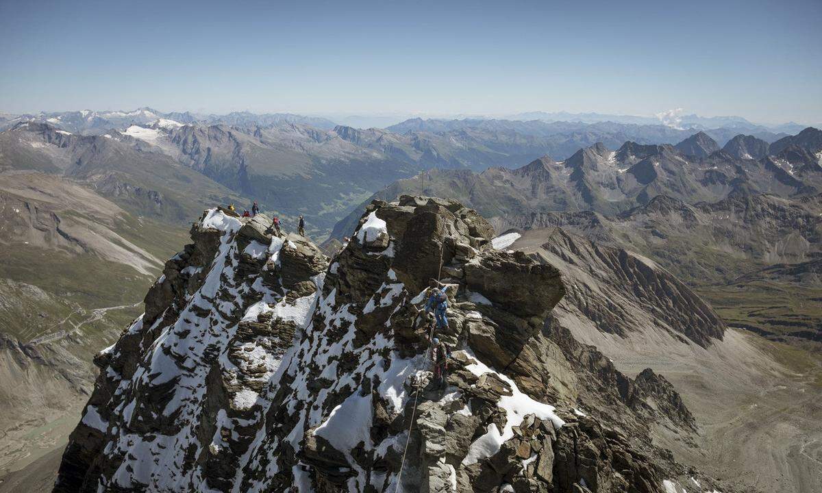 Gehört eigentlich nicht mehr in die Sektion Wandern, sondern eher zum Bergsteigen – aber am Großglockner sollte man schon einmal gewesen sein. Bloß nicht im Hochsommer, wo sich die Gruppen um ein Platzerl auf dem Gipfel dieses majestätischen Bergs anstellen. Und auf jeden Fall sollte man sich einem Kalser Bergführer anschließen.