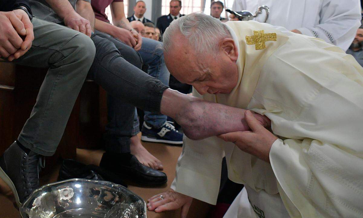 Bei der Messe hob er die Bedeutung des Dienens hervor. "Jeder soll dem Nächsten dienen", sagte der Papst. Er bedankte sich für einen Brief, den er von einigen aus dem Gefängnis in den vergangenen Tagen erhalten hatte.
