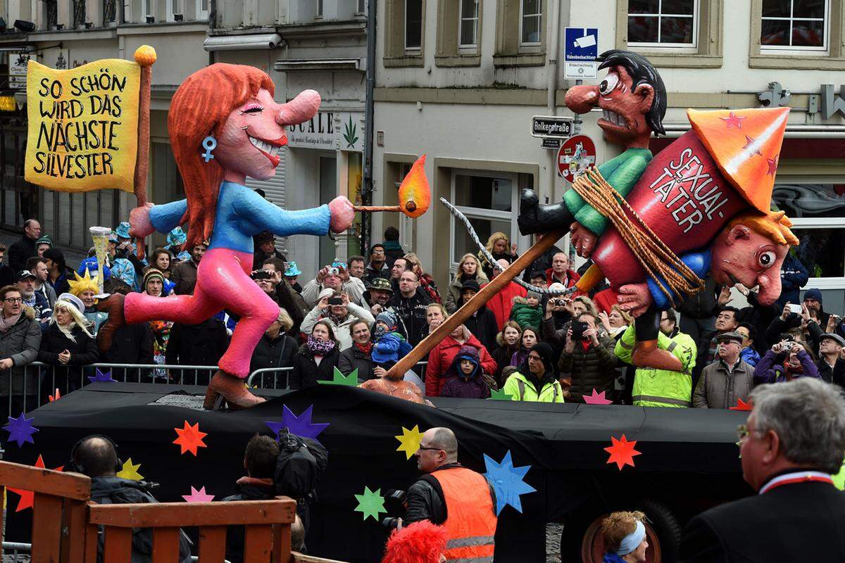 Auch die deutschen gelten als Karnevals-Fans, zumindest in Teilen des Landes. Hier in Düsseldorf müssen Paraden-Freunde leider wetterbedingt Abstriche hinnehmen. Dieser Wagen parkt vor dem Düsseldorfer Rathaus.