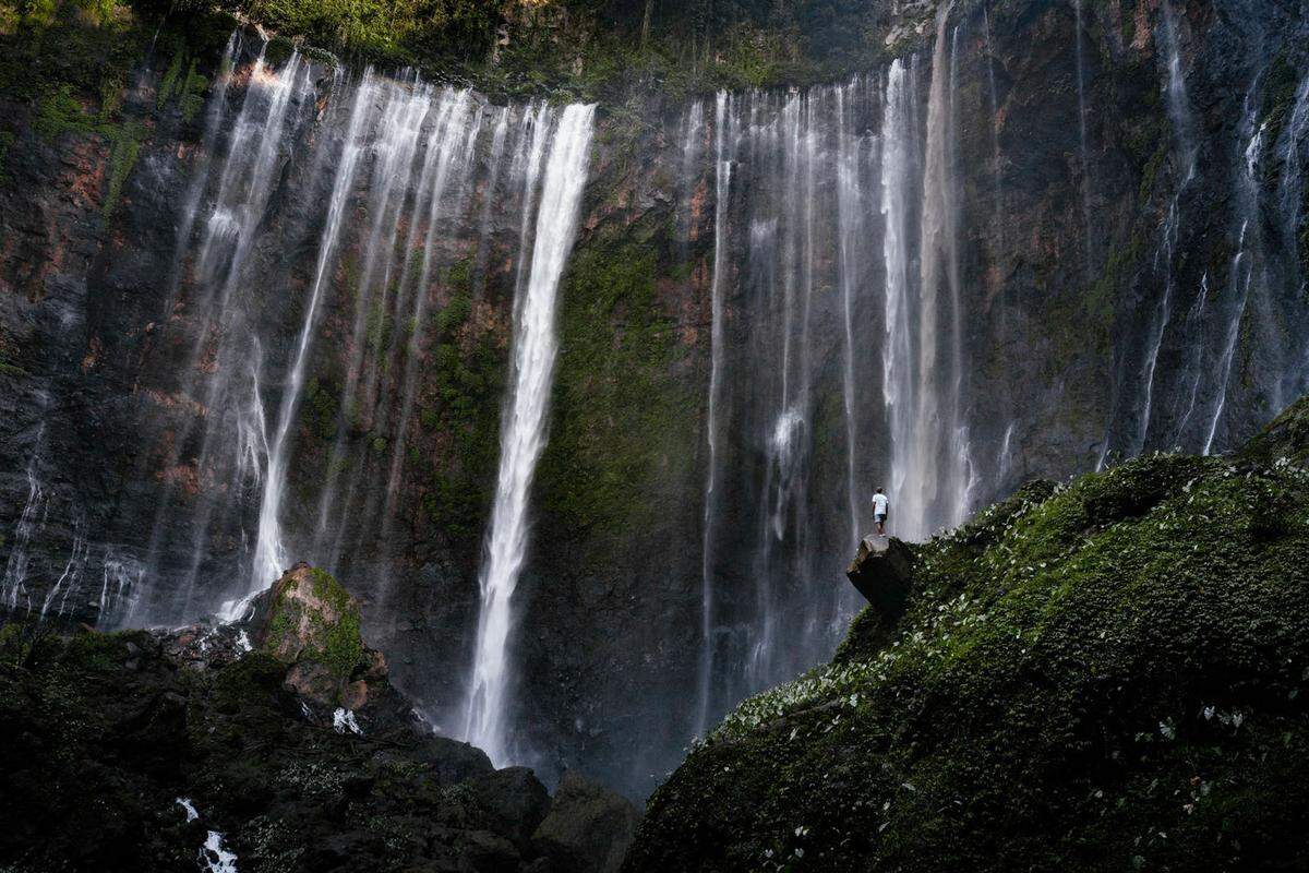 Tief im indonesischen Dschungel in der Provinz Jawa Timur war @sjoerdbracke mit seiner Freundin unterwegs. Dieser "malerische" Wasserfall vor einem Vulkan hat ihn beeindruckt.