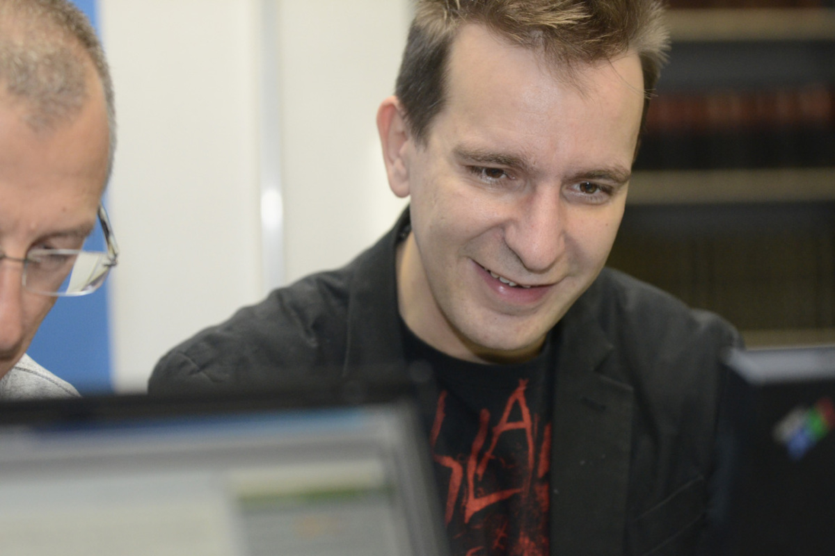 Wenn Sie ein Unternehmen gründen, sollte wohl das Ziel sein, dass Sie mehr als 50.000 Euro UMSATZ machen. Ansonsten, wenn Sie das nicht schaffen, sollten Sie kein Unternehmen gründen.