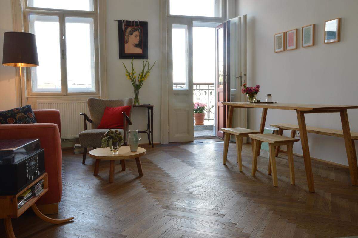 Blick ins Wohnzimmer. Links der Plattenspieler, der ebenso fix zum Interieur gehört wie das Ensembel aus Ohrensessel, Couchtisch und Bild.