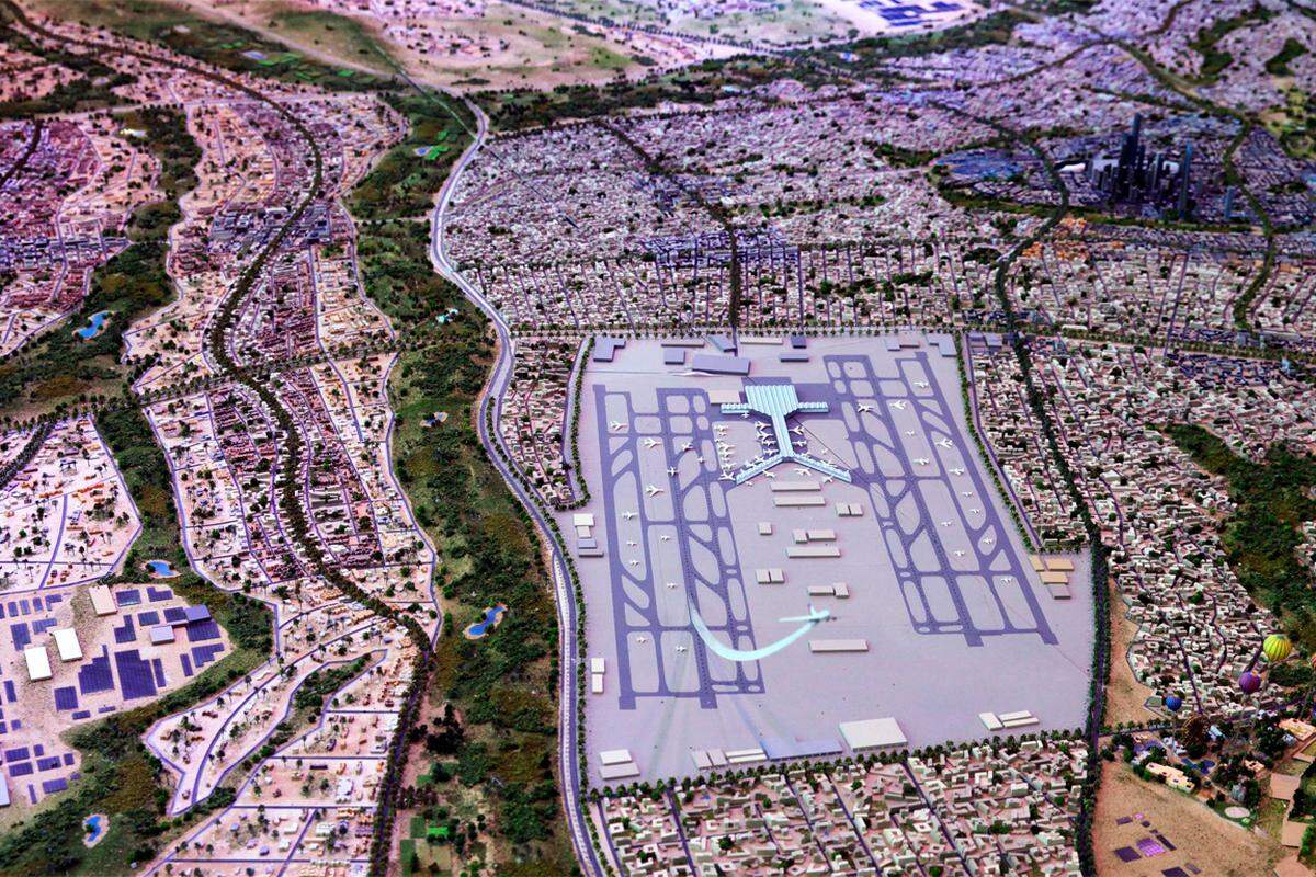 Nicht zufällig erinnern die Initialen von "Capital City" an die Aussprache des Namens Sisi. Nach Angaben des Ministeriums für Wohnungsbau wird die Stadt "viermal größer als Washington", mit neuem Flughafen, ...