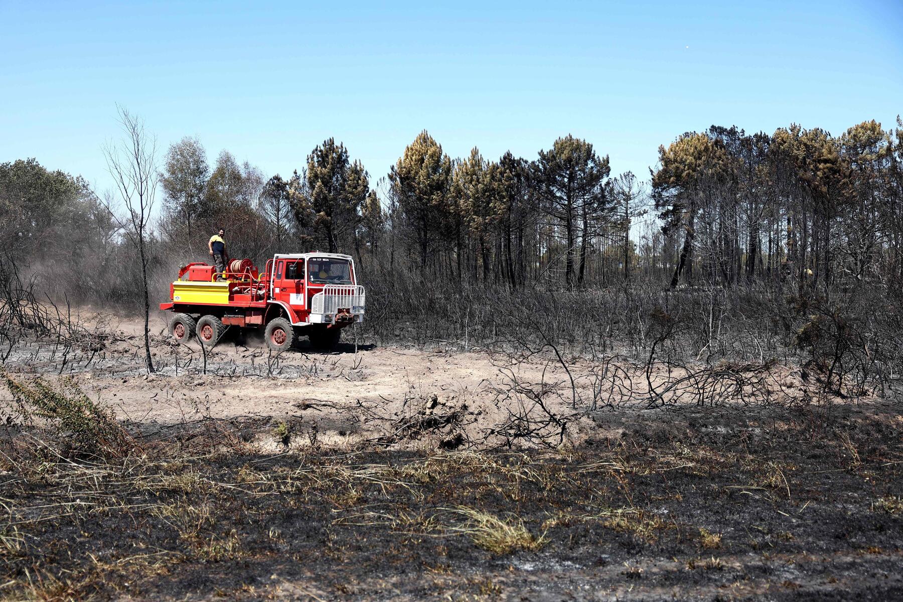 Wildfire Near Bordeaux Forces Evacuation of Thousands of Tourists