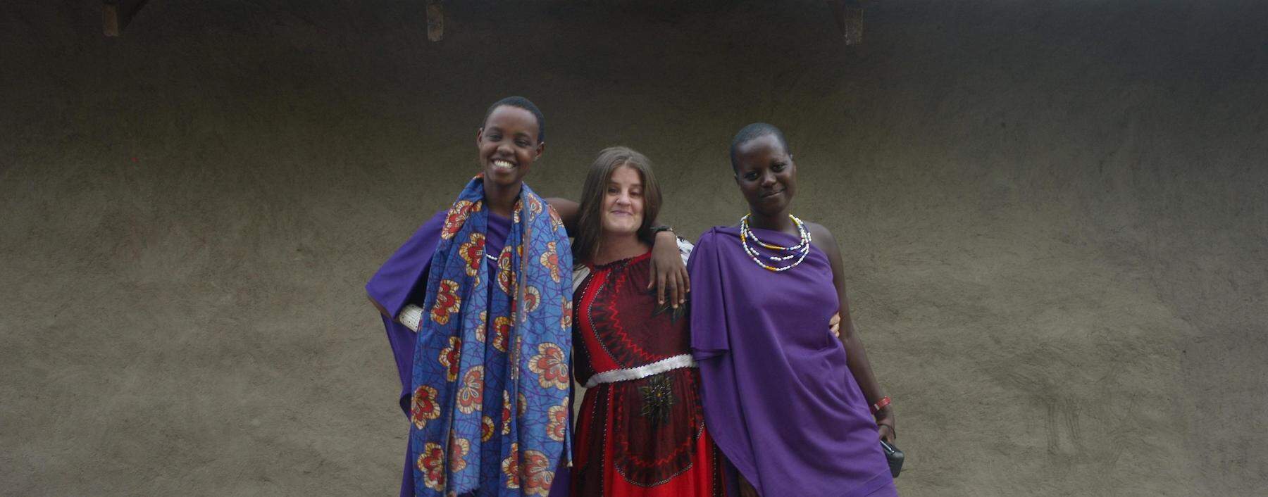 Die Frauen des Dorfs haben sich an die Weiße in ihrer Mitte gewöhnt, obwohl Lugstein nicht die typische Kleidung der Massai trägt.
