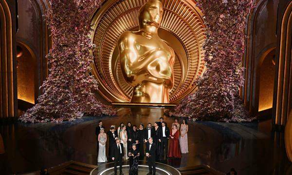 Der Preis in der Königskategorie ging an „Oppenheimer“: Die Produzenten Emma Thomas und Charles Roven sowie Regisseur Christopher Nolan nahmen den Oscar entgegen 