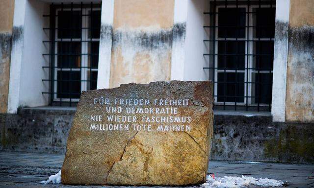 Mahnstein vor dem Hitler-Geburtshaus in Braunau