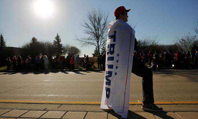 Supporters stand in line as they arrive to attend a rally with Trump in a cargo hangar at Minneapolis Saint Paul International Airport in Minneapolis