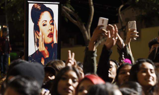 Selena Quintanilla starb 1995 mit nur 23 Jahren. Ruhig wurde es um sie aber nie: Im Bild feiern Fans 2017 die Enthüllung ihres Sterns am Walk of Fame. 
