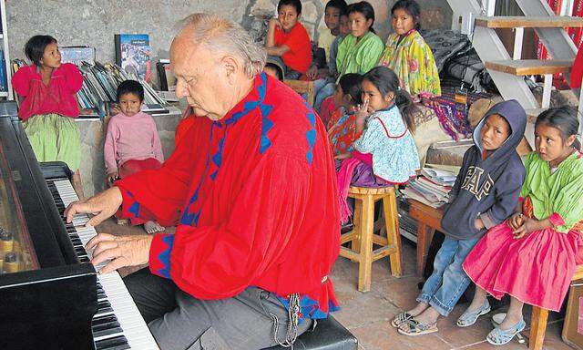 Komponist, Pianist, Poet, Maler, Wanderer und Weltenbummler Romayne Wheeler (74 Jahre) und Gründer des Tarahumara-Hilfsfonds lebt im Rar´amuri-Dorf Retosachi im westlichen Hochland von Mexiko.