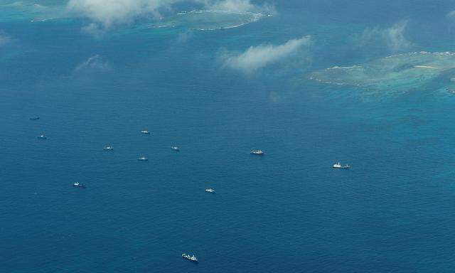 Eine Luftaufnahme der philippinischen Küstenwache von angeblich chinesischen Schiffen der philippinischen Küstenwache, die in der Nähe der Insel Thitu, einer der neun von den Philippinen besetzten Spratly-Inseln, im umstrittenen Südchinesischen Meer gesichtet wurden, am 9. März 2023.