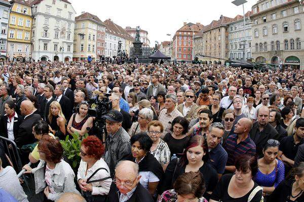 Zur Kundgebung am Grazer Hauptplatz haben sich laut Schätzungen der Polizei über 12000 Menschen eingefunden.