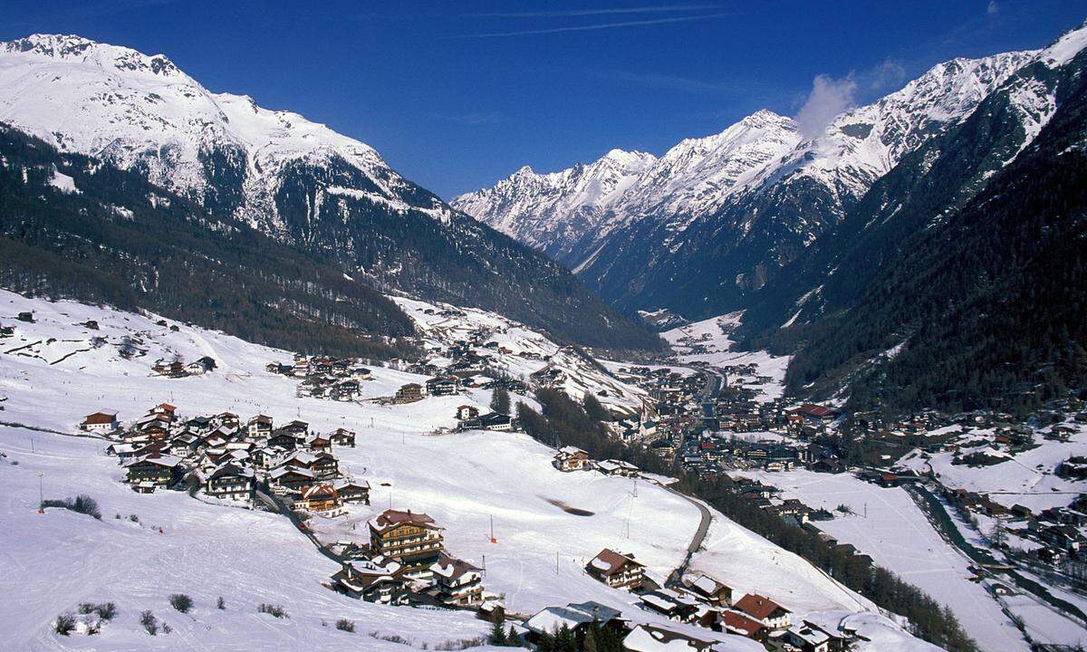 Preis: 3750 Euro In Sölden macht der Ski-Weltcup traditionell Ende Oktober seinen Anfang. 39 Seilbahnen auf 1377 bis 3250 m Seehöhe aufwärts werden dort betrieben.