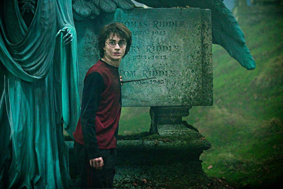 Die "Potter"-Geschichten werden immer düsterer. In Hogwarts findet ein wichtiger Zauber-Wettkampf statt. Dabei zeigt auch der böse Lord Voldemort seine wachsende Macht. Zum ersten Mal in den "Potter"-Geschichten stirbt jemand - und zwar Harrys Mitschüler Cedric Diggory.  Einspielergebnis: 896 Millionen Dollar