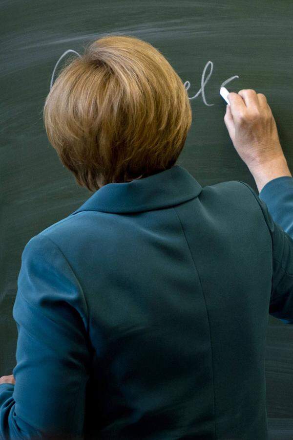 „Geschwindigkeitskonstanten auf der Grundlage quantenchemischer und statistischer Methoden“: Mit dieser etwas sperrig betitelten Arbeit holt sich Merkel 1986 ihren Doktortitel ab. Während ihre Abschlussarbeit mit „sehr gut“ beurteilt wird, setzt es im Pflichtfach „Marxismus-Leninismus“ nur ein „Genügend“.