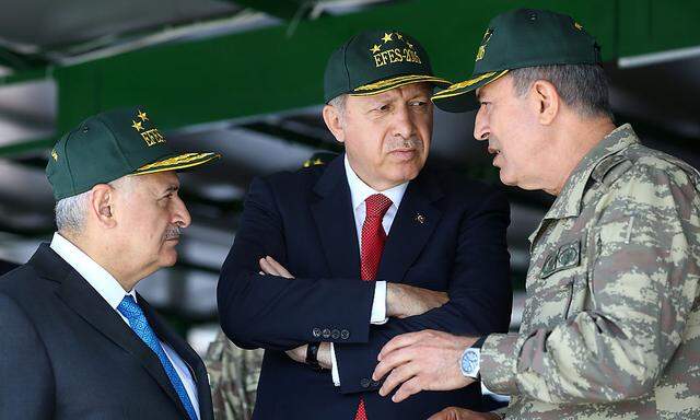 Erdogan flankiert von Premier Yildirim (li.) und Generalstabschef Akar (re.). bei einer Militärübung in Izmir.