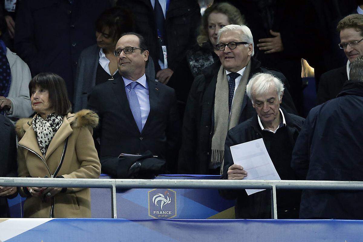 Frankreichs Präsident Hollande, der sich im Stade de France das Fußball-Ländermatch angesehen hatte, wurde nach den Explosionen umgehend in Sicherheit ins Innenministerium gebracht.